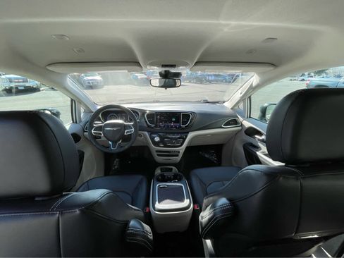 Used 2024 Chrysler Pacifica Touring-L image 11