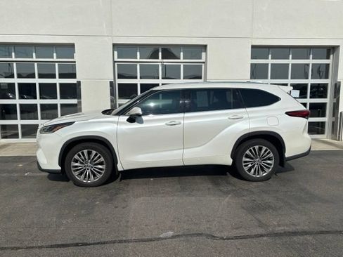 Used 2021 Toyota Highlander Platinum AWD/4WD image 3