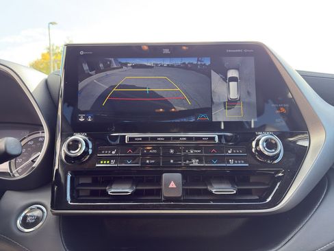 Used 2022 Toyota Highlander Limited image 18