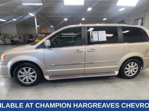 Used 2013 Chrysler Town & Country Touring FWD image 6