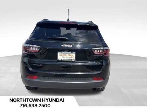 Used 2025 Jeep Compass Latitude w/ Convenience Group AWD/4WD image 13