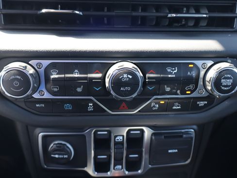 Used 2025 Jeep Wrangler Unlimited Sahara w/ Safety Group AWD/4WD image 21