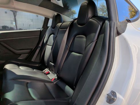 Used 2020 Tesla Model 3 Standard Range image 32