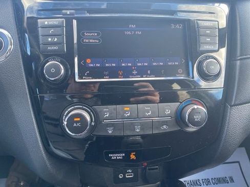 Used 2020 Nissan Rogue SV image 11