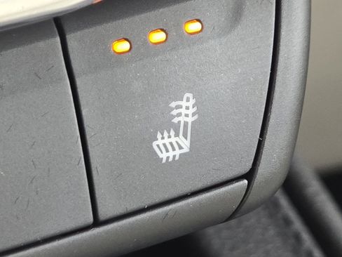 Used 2022 Cadillac XT4 Luxury w/ Cold Weather Package image 9