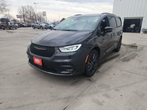 New 2026 Chrysler Pacifica Select w/ S Appearance Package image 3