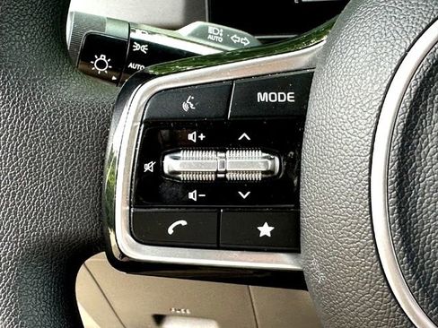 Used 2025 Kia Carnival LX FWD image 14