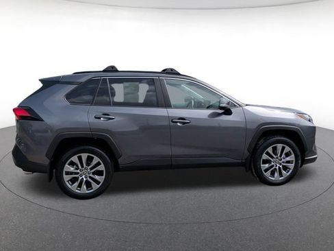 Used 2022 Toyota RAV4 XLE Premium FWD image 7