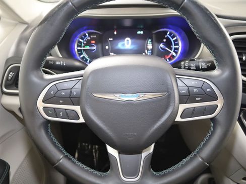 Used 2018 Chrysler Pacifica Touring-L FWD image 35
