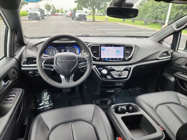 Used 2025 Chrysler Pacifica Select FWD image 37