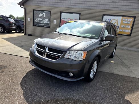Used 2019 Dodge Grand Caravan SXT image 1