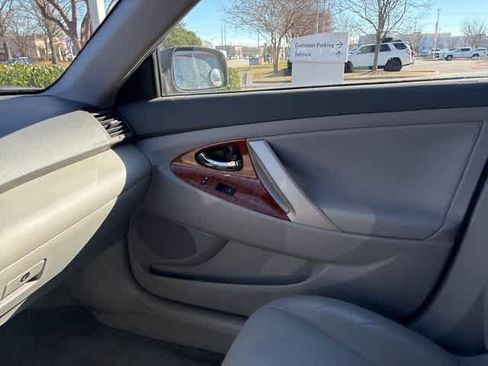 Used 2011 Toyota Camry XLE image 2