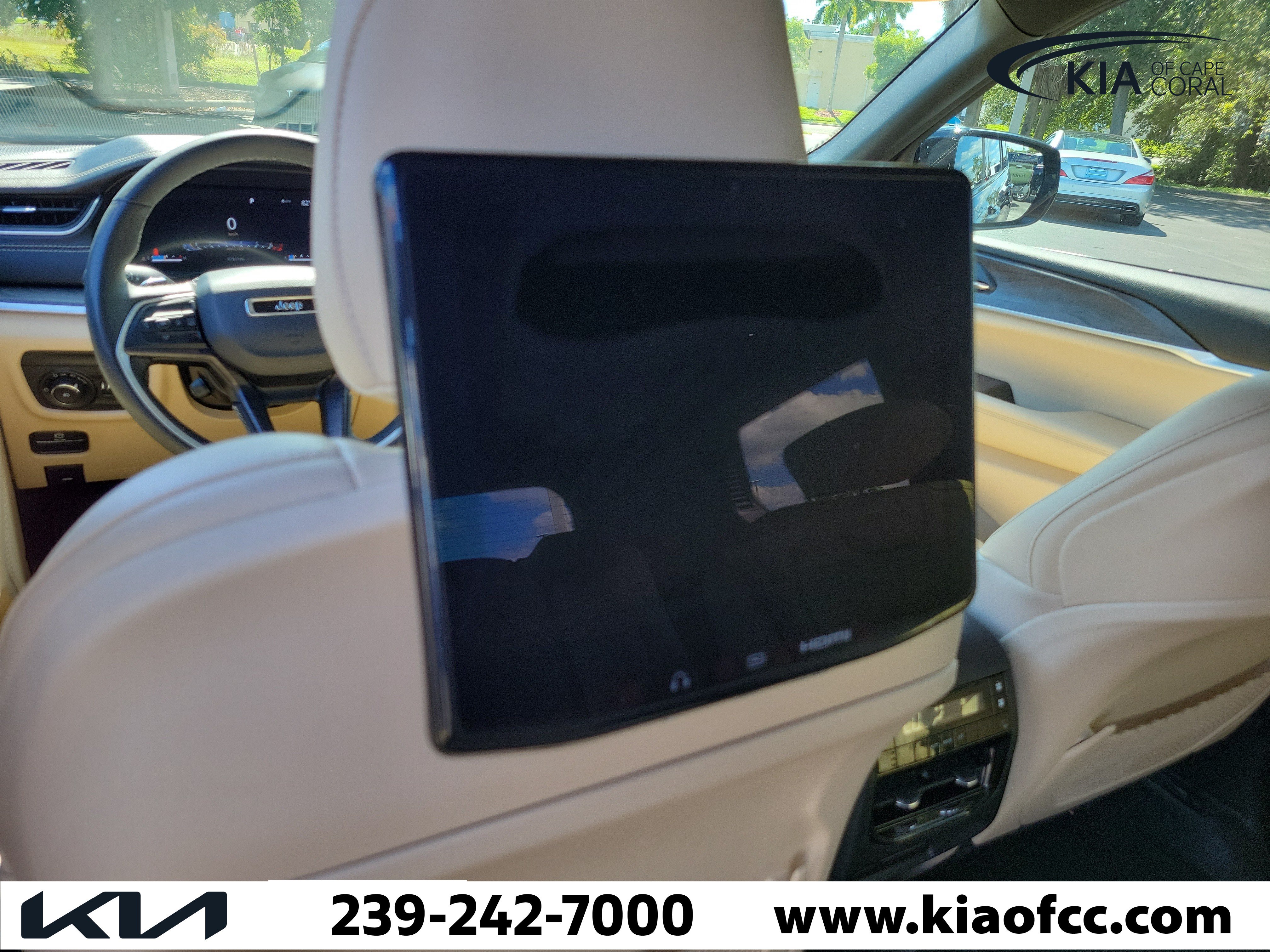 Used 2023 Jeep Grand Cherokee L Limited w/ Luxury Tech Group II AWD/4WD image 14