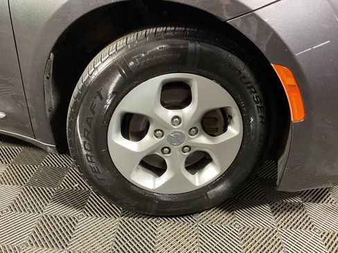 Used 2017 Chrysler Pacifica Touring-L Plus image 37