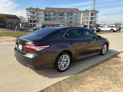 Used 2018 Toyota Camry XLE image 8
