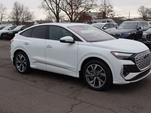 Used 2025 Audi Q4 e-tron Premium w/ Convenience Package image 3