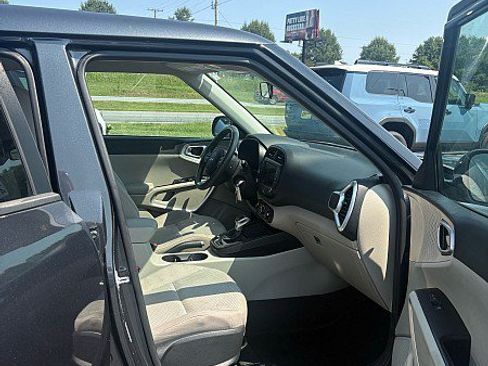 Used 2025 Kia Soul LX w/ LX Technology Package FWD image 6