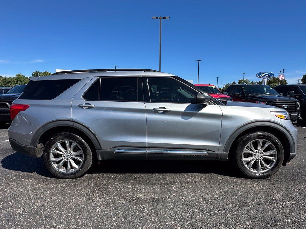 Used 2020 Ford Explorer XLT w/ Equipment Group 202A AWD/4WD image 27