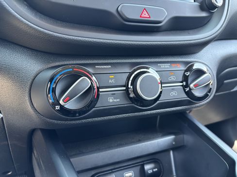Certified 2025 Kia Soul LX w/ LX Technology Package FWD image 22