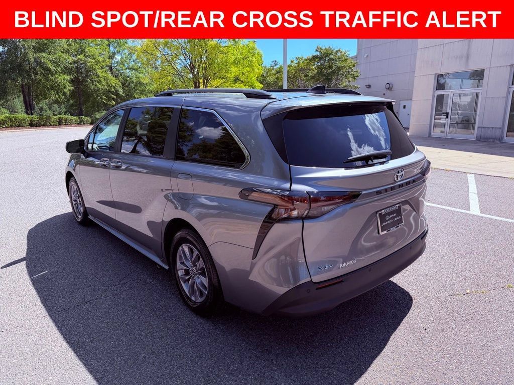 Used 2026 Toyota Sienna XLE FWD image 5