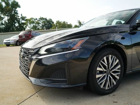Used 2025 Nissan Altima 2.5 SV FWD image 17