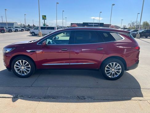 Used 2021 Buick Enclave Premium w/ Sun and Sites Package AWD/4WD image 4