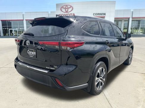 Used 2023 Toyota Highlander XLE AWD/4WD image 5