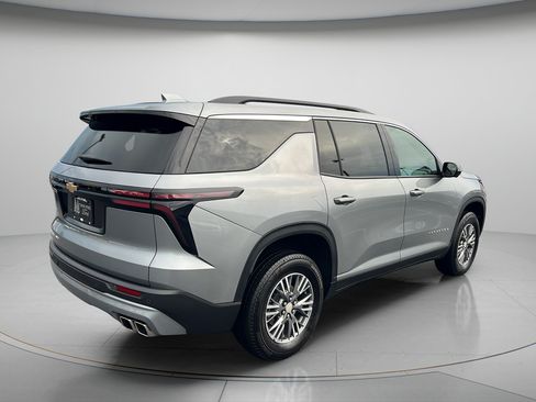 Used 2025 Chevrolet Traverse LT w/ Driver Confidence Package AWD/4WD image 7