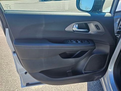 New 2026 Chrysler Pacifica Select image 10