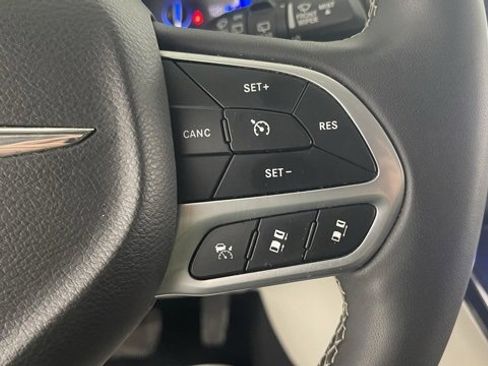 Used 2024 Chrysler Pacifica Touring-L image 37