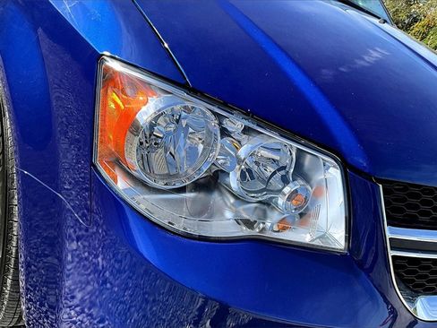 Used 2019 Dodge Grand Caravan SE w/ UConnect Hands-Free Group image 28