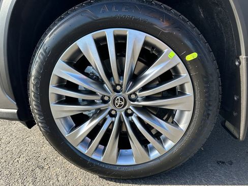 New 2026 Toyota Highlander Platinum image 12