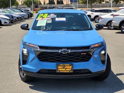Used 2024 Chevrolet Trax RS w/ Sunroof Package FWD image 2
