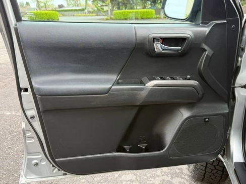 Used 2022 Toyota Tacoma TRD Off-Road w/ TRD Premium Off Road Package AWD/4WD image 22