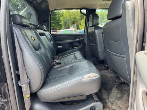 Used 2002 Chevrolet Avalanche 2500 w/ Convenience Pkg AWD/4WD image 17