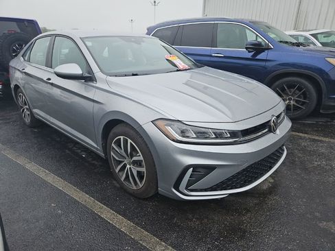 Used 2025 Volkswagen Jetta SE FWD image 3
