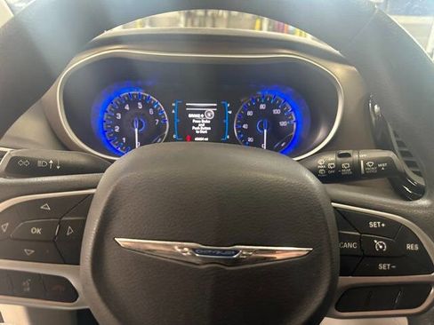 Used 2017 Chrysler Pacifica LX FWD image 18