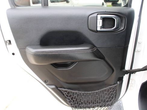Used 2018 Jeep Wrangler Unlimited Sahara w/ Uconnect 4C Nav & Sound Group AWD/4WD image 9