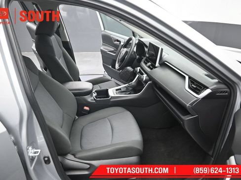 Used 2025 Toyota RAV4 XLE AWD/4WD image 30