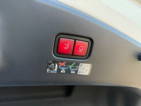 Used 2024 Mercedes-Benz CLE 300 4MATIC Coupe image 10