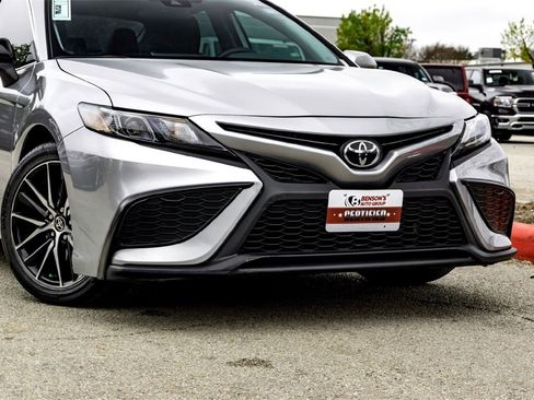Used 2024 Toyota Camry SE image 3