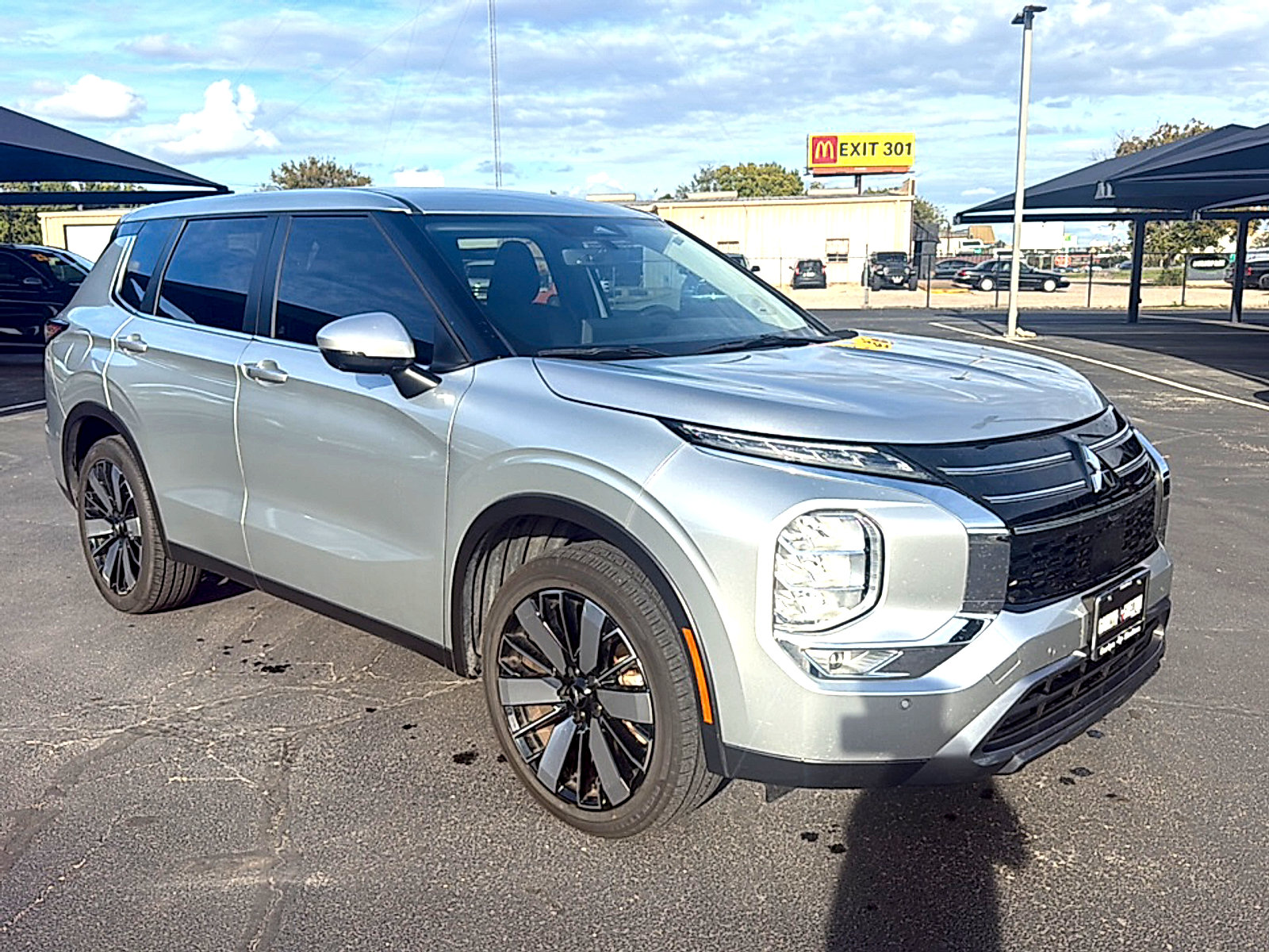 Used 2025 Mitsubishi Outlander SE FWD image 2