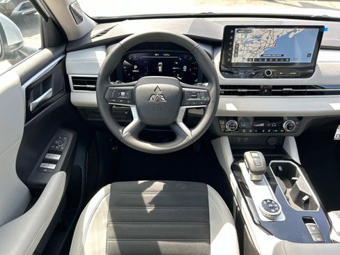 New 2025 Mitsubishi Outlander SE image 4