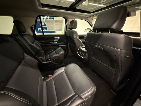 Used 2025 Ford Expedition Platinum AWD/4WD image 6