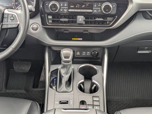 Used 2024 Toyota Highlander XLE FWD image 18