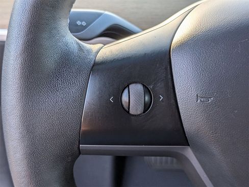 Used 2022 Tesla Model 3 Standard Range image 17