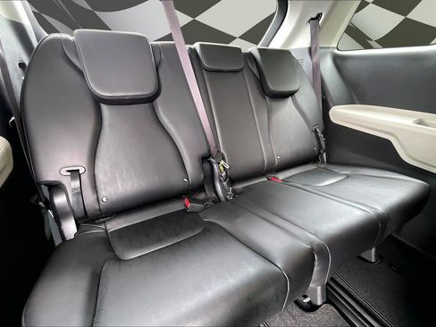 Used 2024 Kia Carnival LX FWD image 28