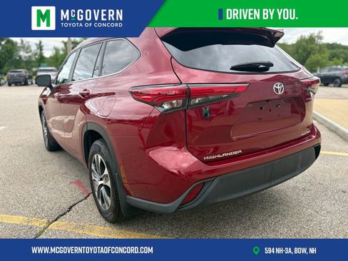Used 2023 Toyota Highlander XLE AWD/4WD image 3