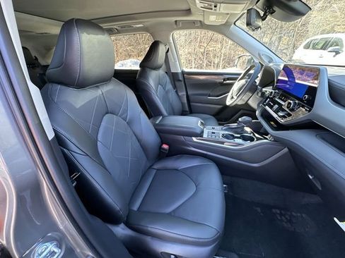 New 2026 Toyota Highlander Platinum image 30