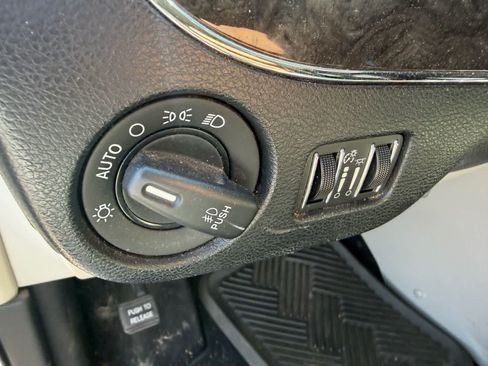 Used 2013 Chrysler Town & Country Touring FWD image 7